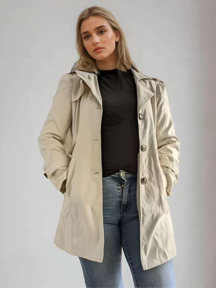 Ljusbrun kvinnlig trenchcoat, idealisk som vårkappa. Elegant ytterplagg för en modern look och bekväm stil.
