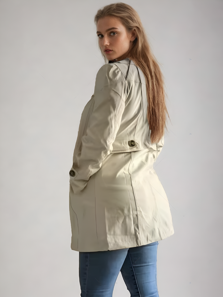 Skräddarsydd kvinnors trenchrock i beige, ger en elegant modern stil. Mångsidig vår- och höstkappa för alla tillfällen.