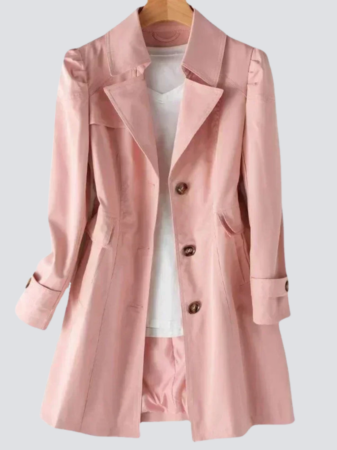 Elegant kvinnors trenchcoat i klassisk design. Perfekt som vår- eller höstkappa med modern passform i ljusbrun.