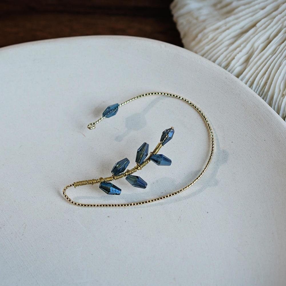 Dekorativa klippörhängen för dam, designade som en öronmanschett med vackert blomtema, vintage look.