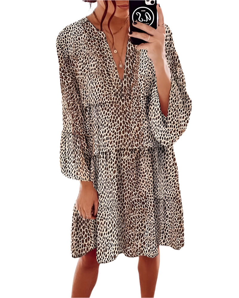 Elegant knälång klänning med leopardsmönster och smickrande V-hals, perfekt för både fest och vardag.