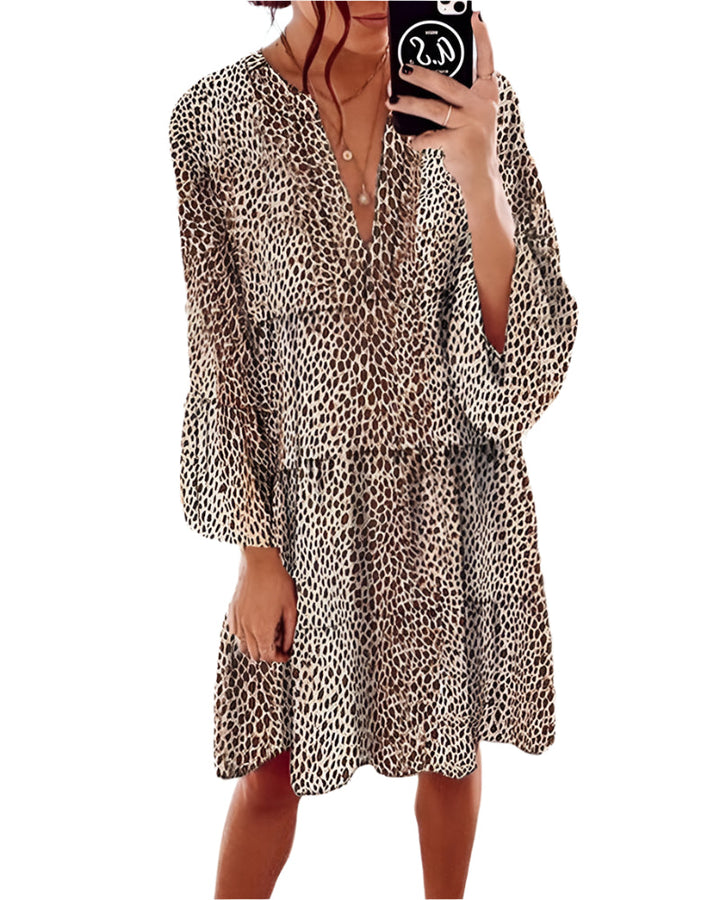 Elegant knälång klänning med leopardsmönster och smickrande V-hals, perfekt för både fest och vardag.