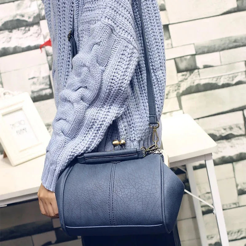 Modern kvinnlig handväska, elegant design & kompakt storlek. En stilren accessoar som lyfter varje outfit.