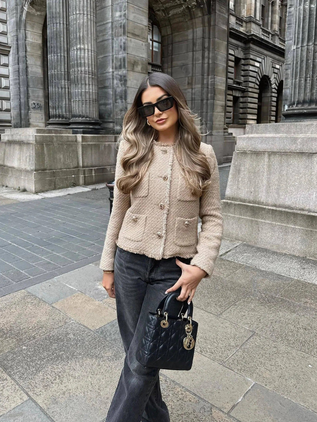 Unik kort damjacka med vackra fransar, ger din outfit en elegant och tidlös touch.