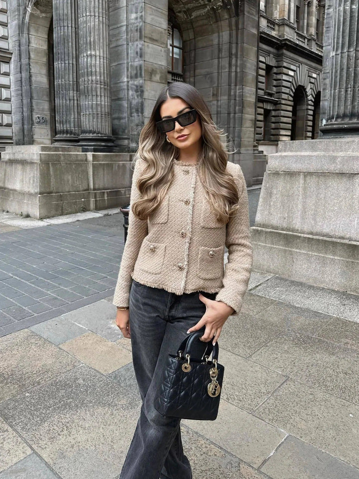 Unik kort damjacka med vackra fransar, ger din outfit en elegant och tidlös touch.
