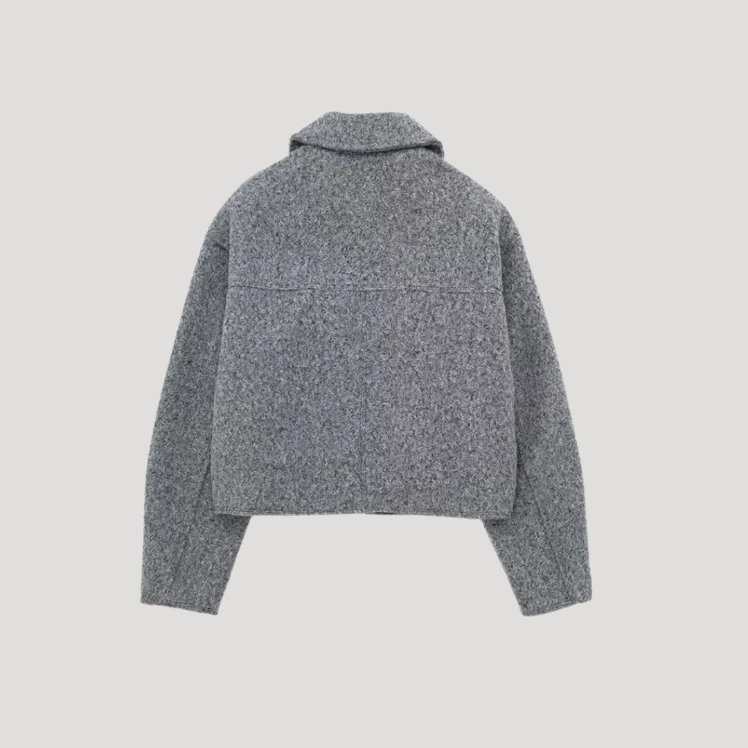 Boxig croppad jacka för kvinnor, snygg vardagsjacka eller elegant kontorsplagg. Modern design.