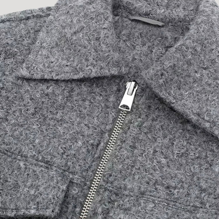 Modern kort jacka dam, elegant design, perfekt som snygg vardags- och kontorsjacka. Ytterplagg.