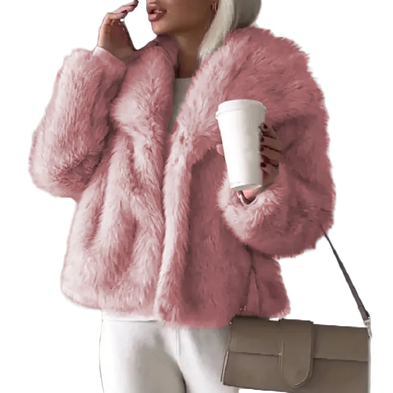 Elegant kort fluffig damjacka för vinter. Trendig och varm modejacka, perfekt ytterplagg.