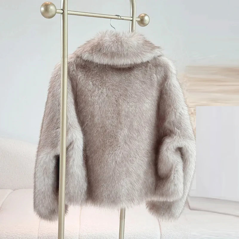 Trendig damjacka för höst och vinter. Kort, elegant och fluffig, ett varmt ytterplagg.