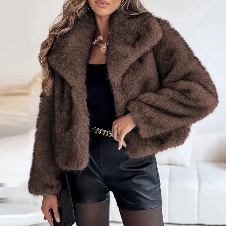 Detalj av fluffig kort damjacka. Trendig modejacka, varm för höst och vinterkyla.