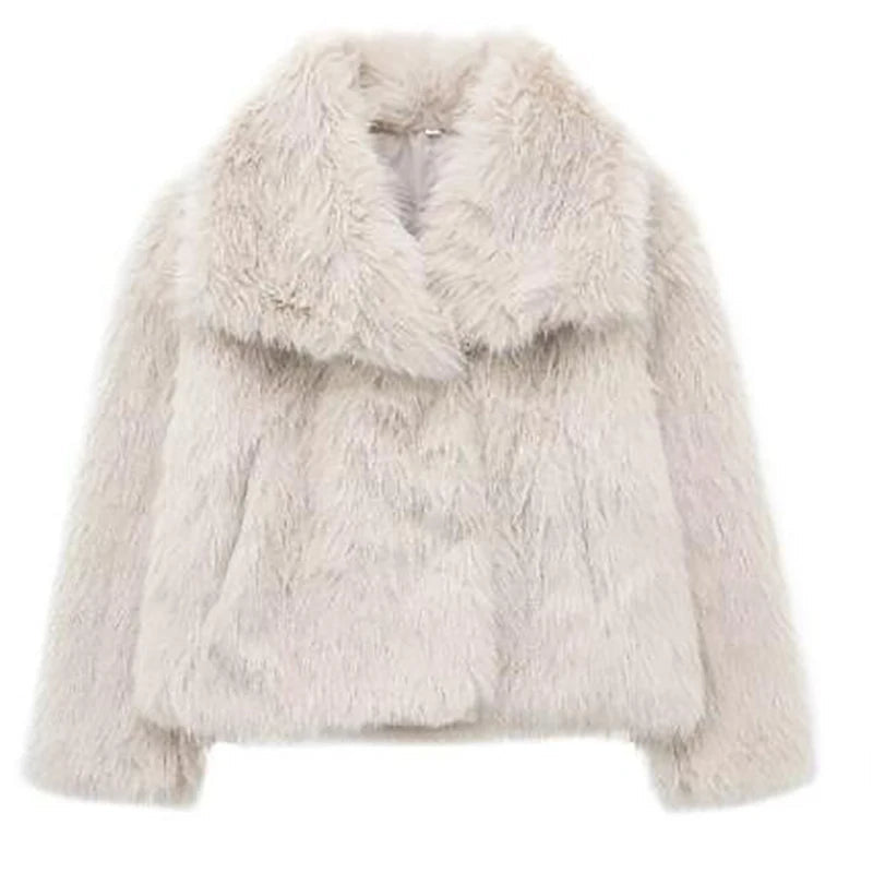 Kort fluffig damjacka. Elegant och varm för vinterbruk, stilrent ytterplagg för alla tillfällen.