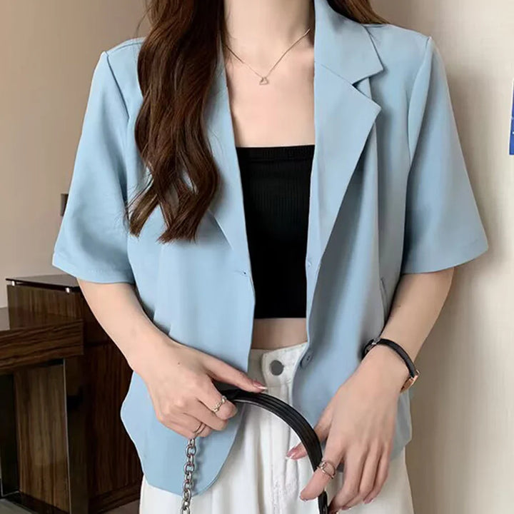 Svart kortärmad blazer för dam. Elegant och mångsidig, perfekt för mode, kontor, vardag och sommar.