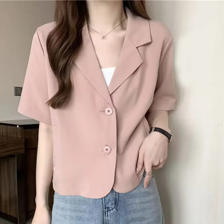 Elegant kortärmad blazer i grönt för kvinnor. Stilfullt ytterplagg för vår och sommar.