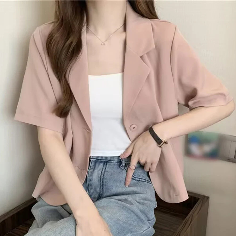 Beige kortärmad blazer för kvinnor. Elegant och modern ytterplagg, idealisk för vår och sommar.