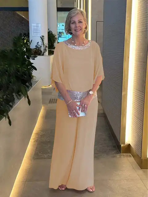 Helhetsbild av kvinnlig elegant uppsättning med skimrande topp och bekväma vida byxor.