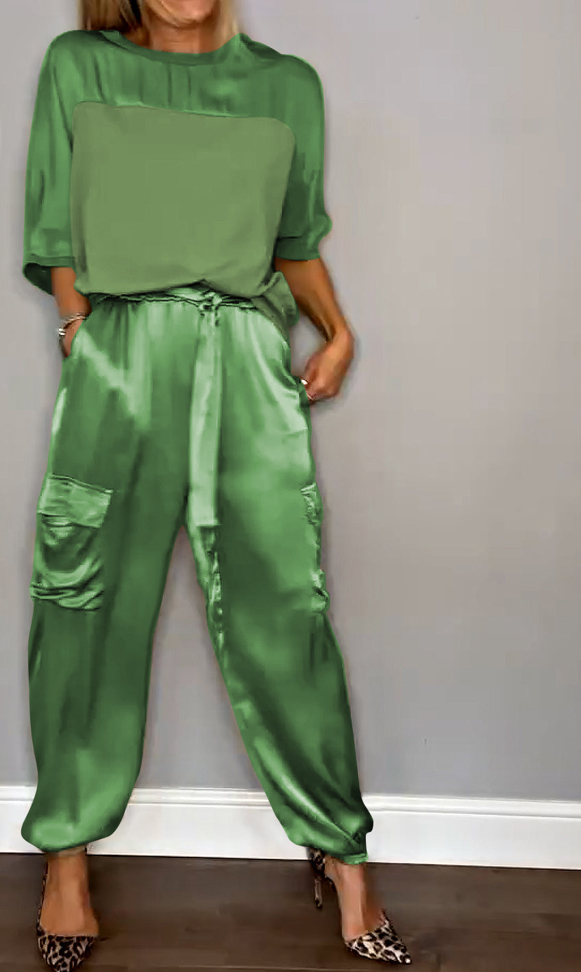 Kvinna i rörelse, bekväm och elegant kvinnlig ensemble. Perfekt vardagslook eller festlig stil.
