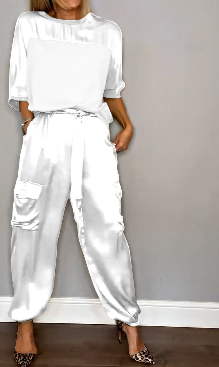 Bekväm och tidlös kvinnlig ensemble. Ett elegant klädset för modern kvinna som värderar mode.