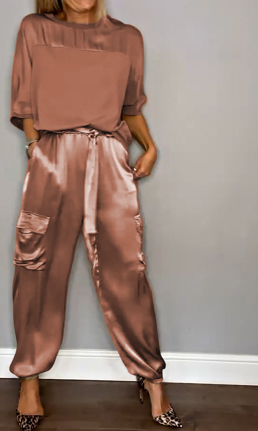 Elegant klädset för kvinnor, komplett ensemble stylad med accessoarer för en unik modern look.