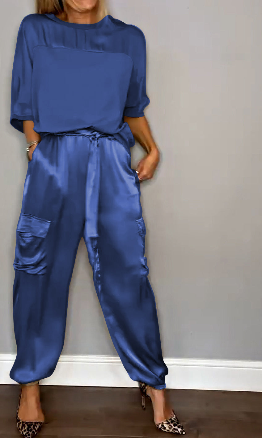 Produktbild: Elegant kvinnlig ensemble, klädset upplagt. Fokus på snitt och mode för vardag/fest.