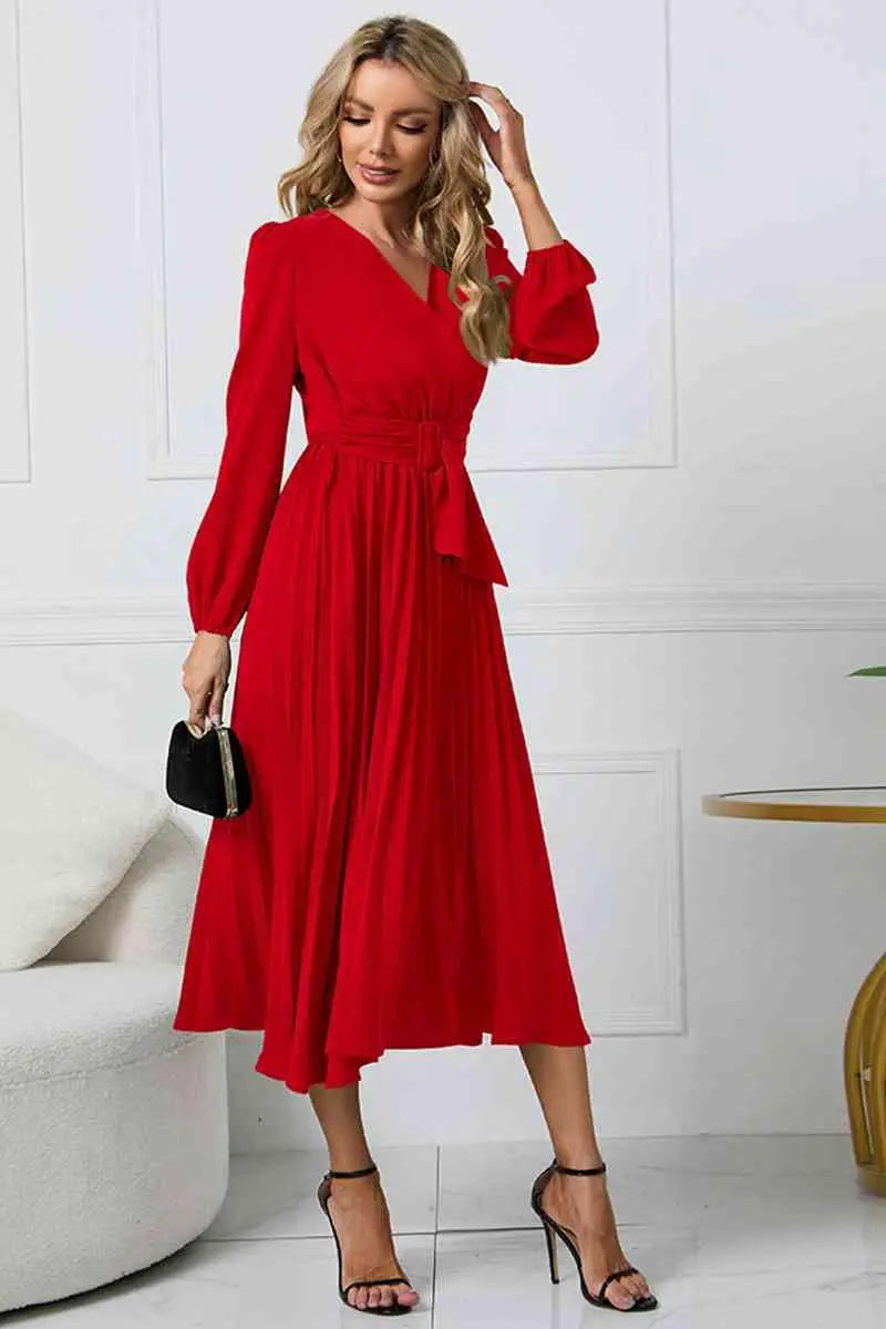 Veckad klänning stylad med accessoarer, en mångsidig outfit för formella tillfällen.