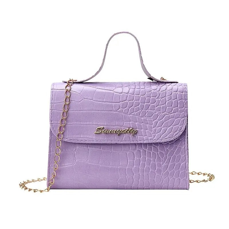 Elegant kvinnors chic kedja crossbodyväska. Svart damväska för mode och stil, perfekt accessoar.