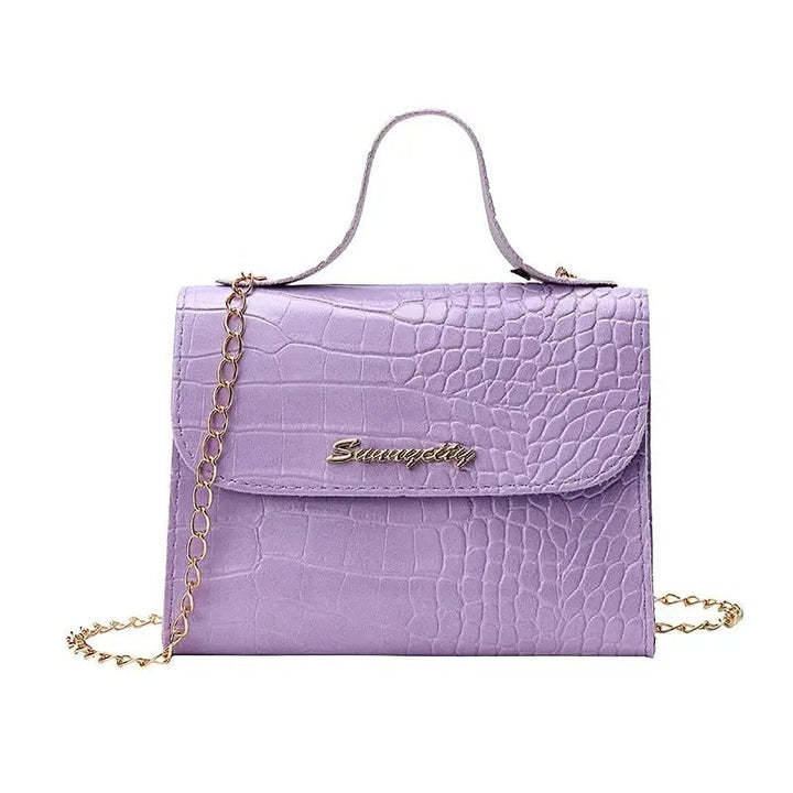 Elegant kvinnors chic kedja crossbodyväska. Svart damväska för mode och stil, perfekt accessoar.