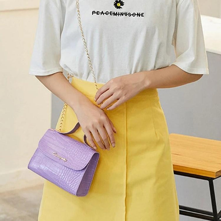 Mångsidig vardagsväska: elegant kedje crossbodyväska för kvinnor. Modern och stilfull accessoar.