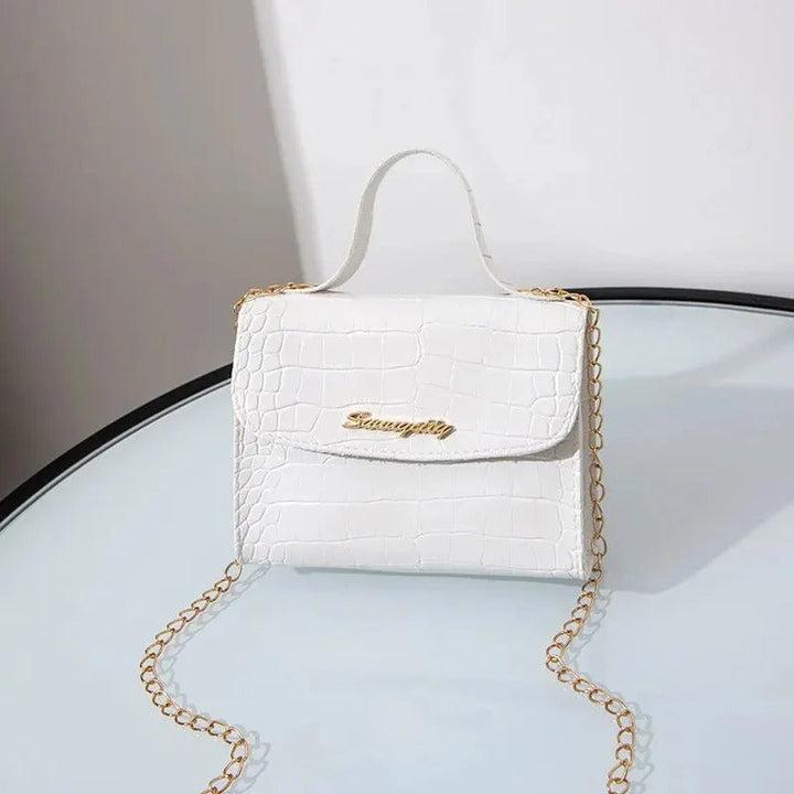 Modern kedjeväska för kvinnor. Mångsidig crossbodyväska som passar alla tillfällen. Elegant stil.