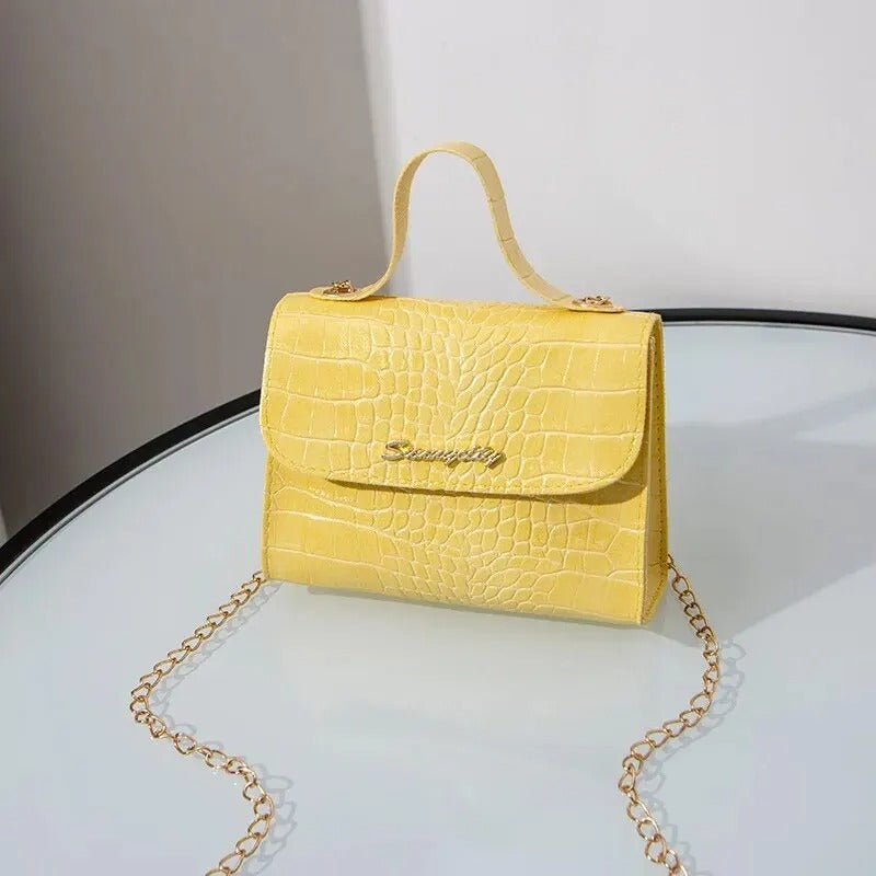Trendig kvinnors mode accessoar: elegant kedje crossbodyväska. Förbättrar varje outfit med stil.