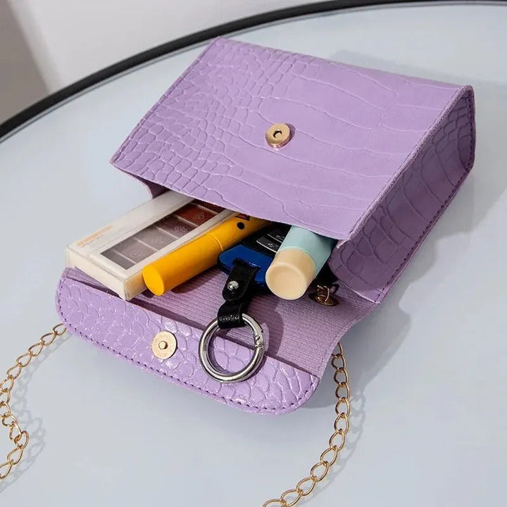 Svart chic kedja crossbodyväska, damväska med justerbar rem. Elegant modeaccessoar för kvinnor.