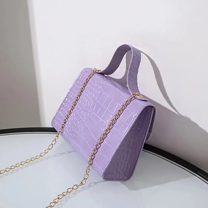 Bekväm och stilren crossbodyväska för damer. Kedjeväska som är både praktisk och modern accessoar.