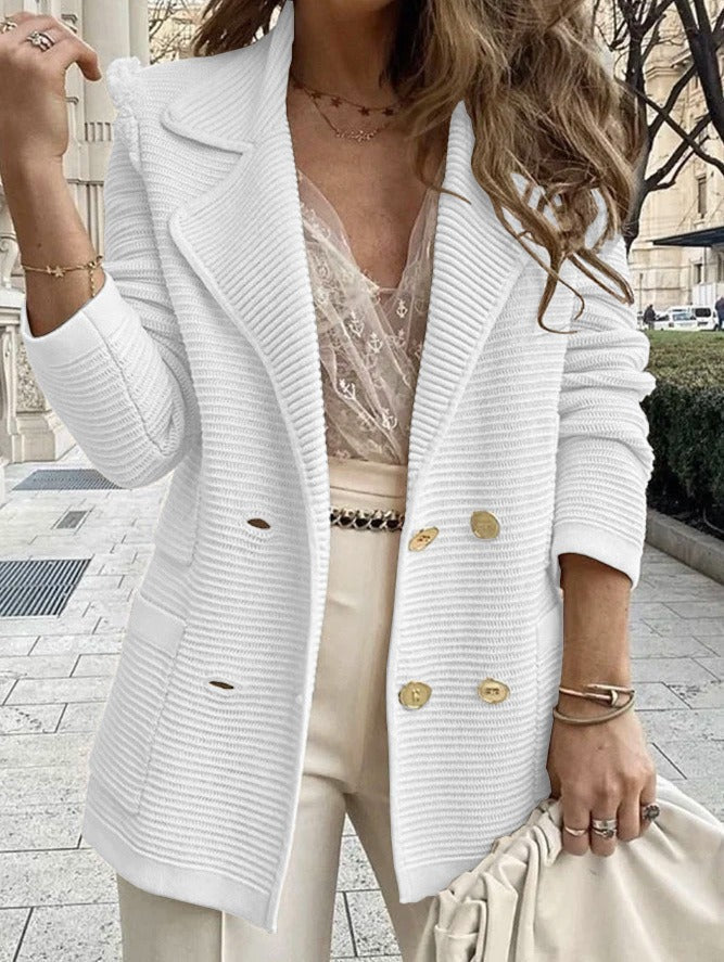 Stilren kvinnors ribbade kavaj med dubbelknäppning, idealisk för smart casual och höstmode.