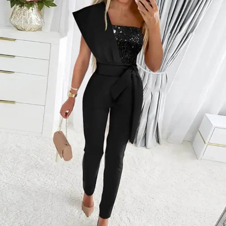 Kvinnors fest jumpsuit med glittrande patchwork design. En chic och bekväm byxdress för eleganta event.