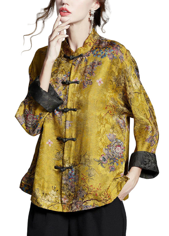 Elegant kvinnors jacka i silkesstil med ståkrage och knappdetaljer, perfekt för vårmode.