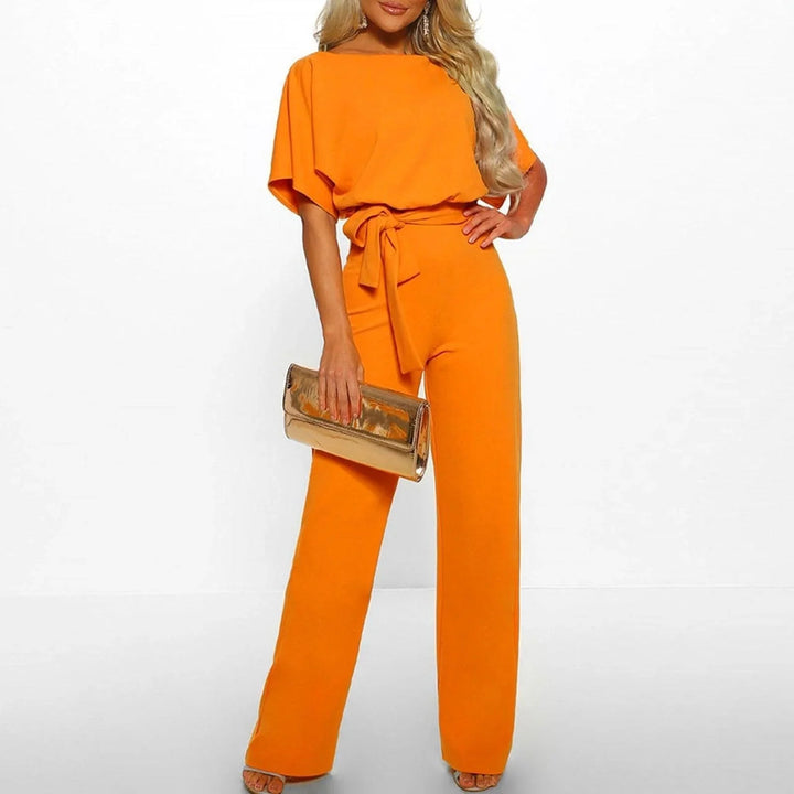 Chic kvinnors jumpsuit, figursydd med bälte för en smickrande och modern siluett. Hög kvalitet.