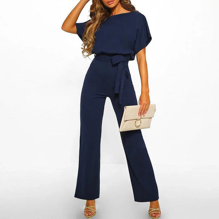 Modern kvinnors jumpsuit med elegant bälte som skapar en definierad midja och trendig look.