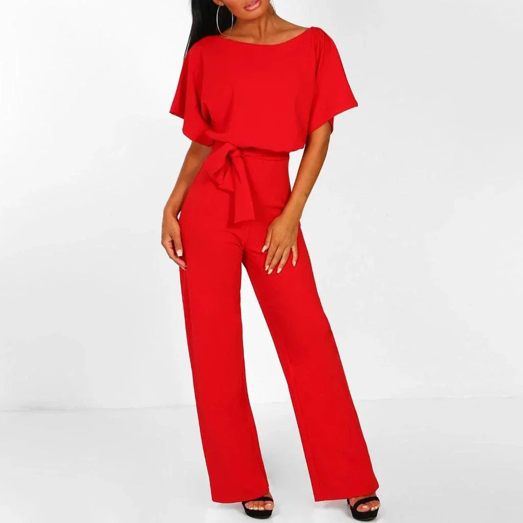 Kvinnors byxdress med bälte i midjan, ger en elegant och tidlös look. Passar alla tillfällen.