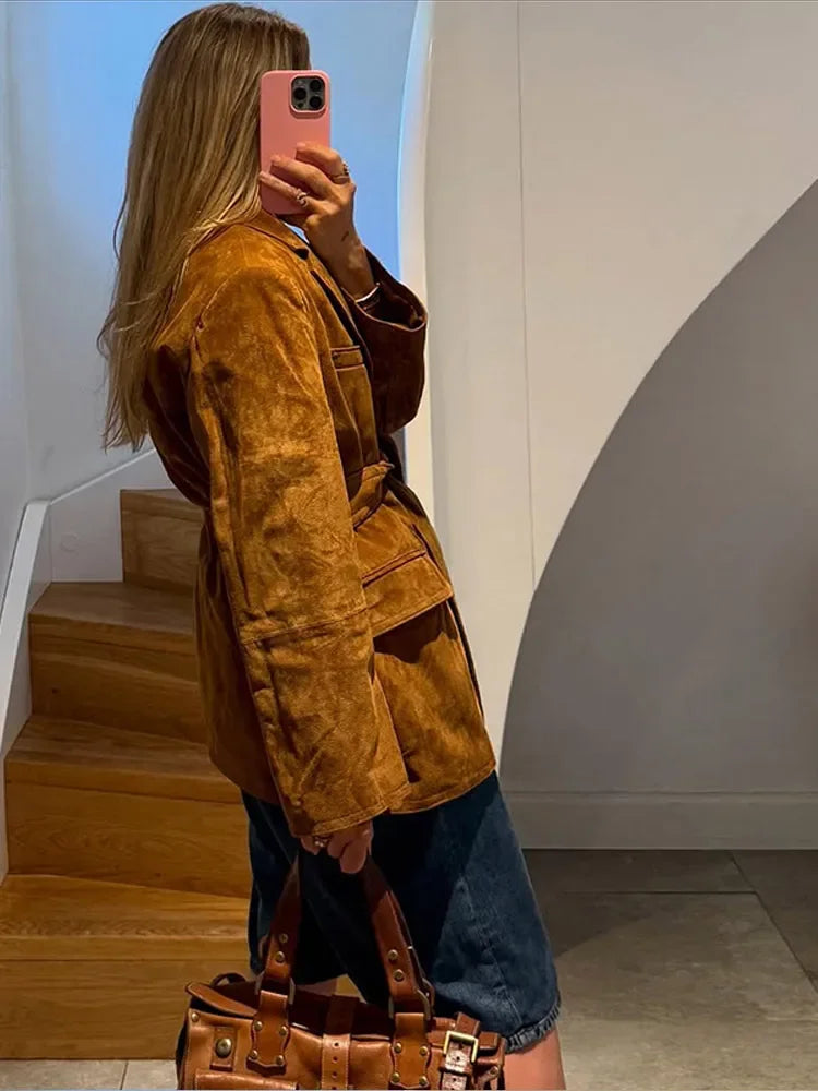 Chic modekappa för dam, lång och elegant med bälte. Mångsidigt ytterplagg för alla tillfällen.