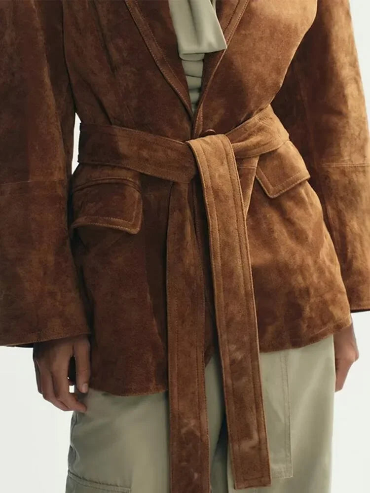 Elegant lång kappa med bälte för kvinnor. Enkelknäppt design, perfekt för en sofistikerad look.