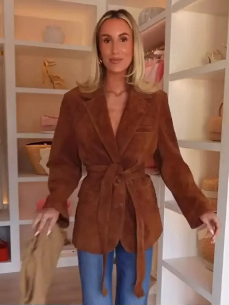 Klassisk vårkappa för dam, elegant med bälte. Stilrent ytterplagg som framhäver chic stil.