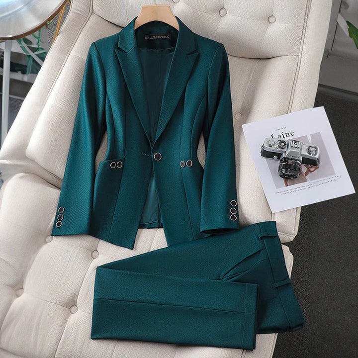Elegant svart kvinnors kavajset med högmidjade byxor, stilren look för fest och kontor.