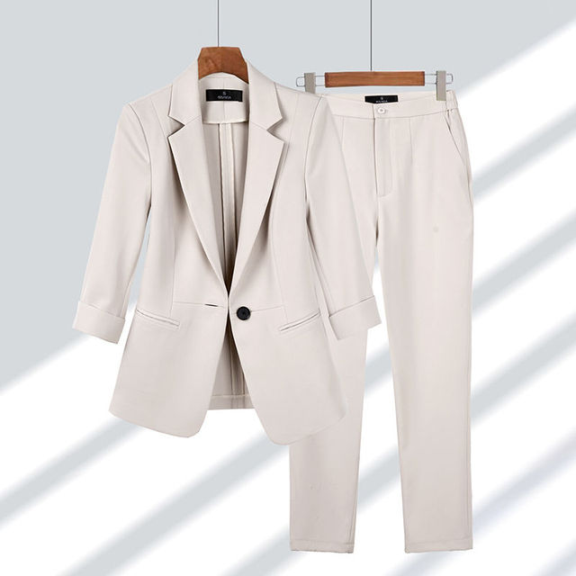 Klassiskt kvinnors kavaj- och byxset för en tidlös, elegant look. Perfekt för vardag & businessklädsel.