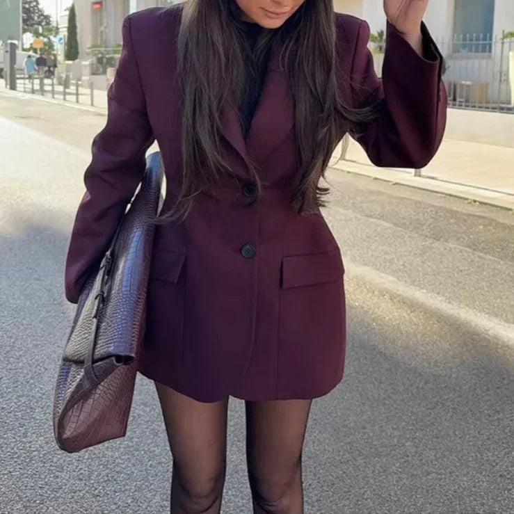 Smickrande långärmad kavajklänning för kvinnor. Passar som vardagsklänning och kontorskläder.