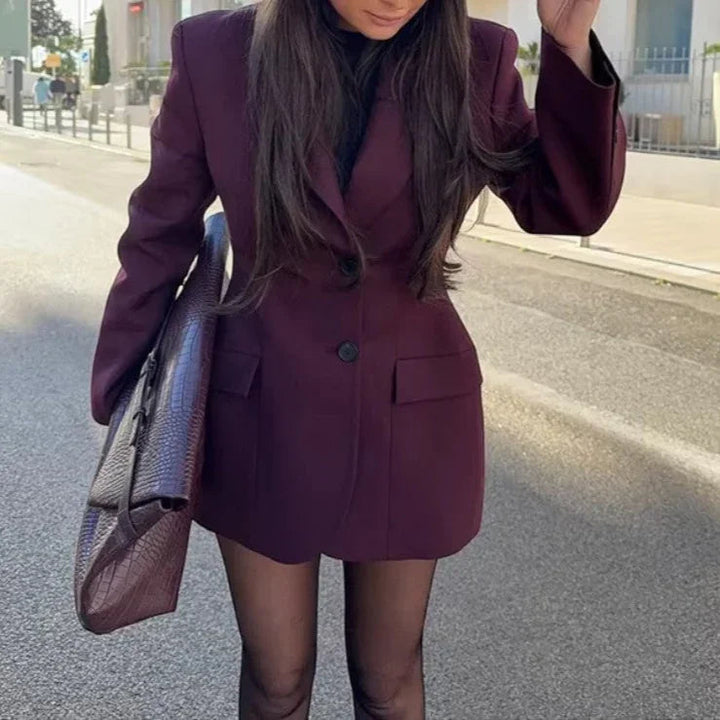 Smickrande långärmad kavajklänning för kvinnor. Passar som vardagsklänning och kontorskläder.