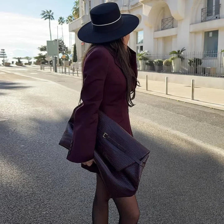 Bekväm långärmad kavajklänning för kvinnor. Elegant och professionell look, perfekt för kontorskläder.
