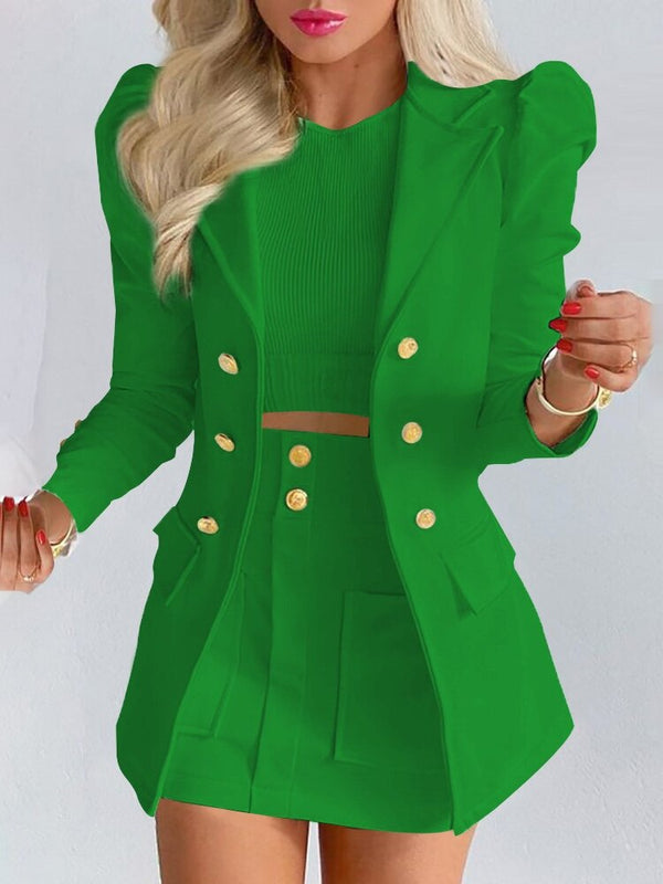 Detaljbild av tyget på kvinnors koordset; elegant kavaj & kjol i högkvalitativt material för stilren look.