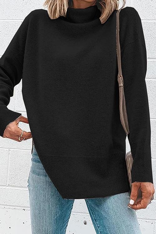 Modern kvinnors turtleneck topp, långärmad med unika sidoflikar. En stilren enfärgad tröja för höstens trender.