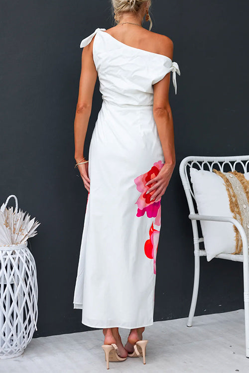 Trendig asymmetrisk maxiklänning för kvinnor med elegant slits. Perfekt som modern festklänning eller chic sommaroutfit.