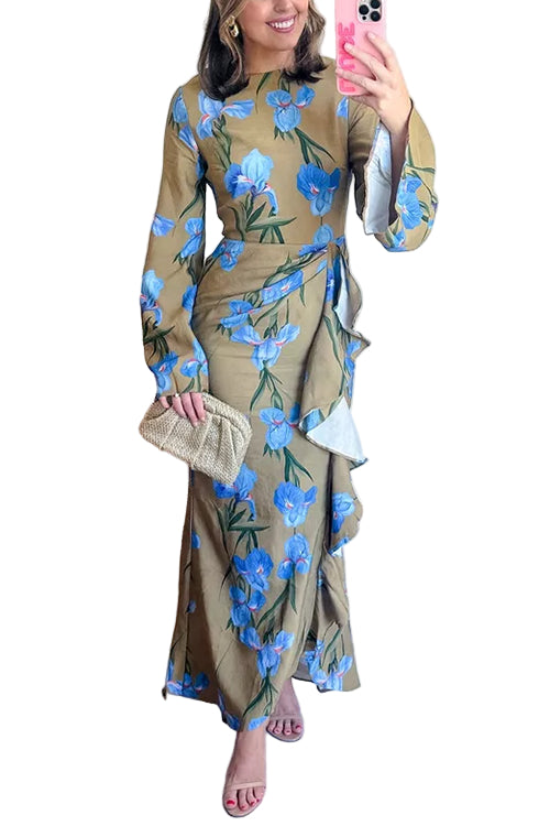 Elegant kvinnors maxiklänning med blommigt mönster, draperad slits och klockärm, perfekt för vår och sommar.