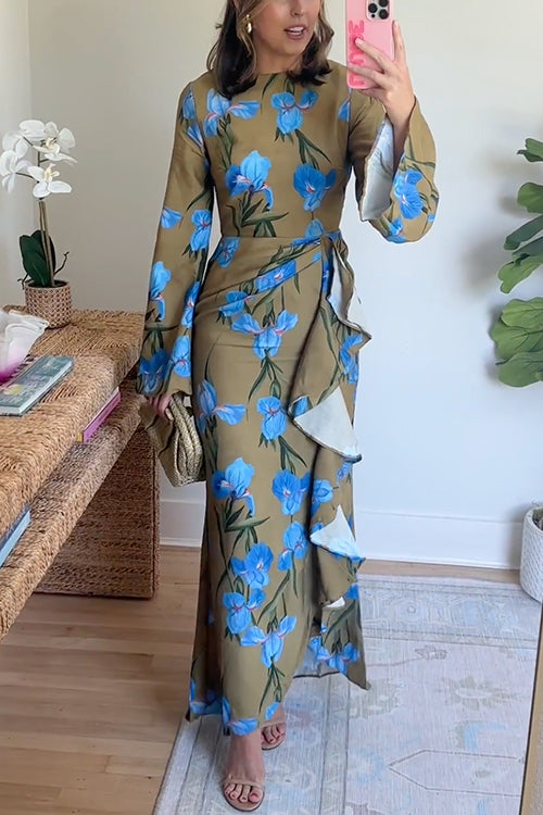 Festlig blommig långklänning för kvinnor med draperad design och elegant slits, idealisk som sommarklänning.